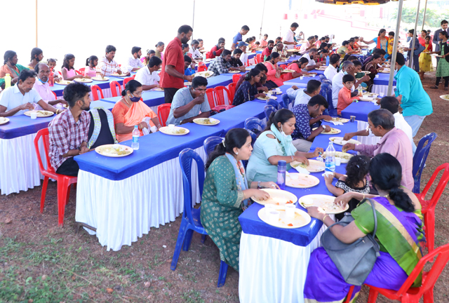 Grace Ministry Celebrates Christmas 2021 with Pomp and Grandeur on 17th Friday, December at its Prayer centre in Valachil, Mangalore. Hundreds gathered at the program and celebrated Xmas with Bro Andrew Richard and family.  